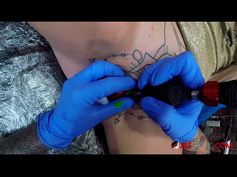 ❤️ Extrem tattooed Hottie Sully Savage krut en Tattoo op hirem Klitoris ❤ Super Porn bei eis